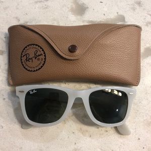 Gray Ray-Bans